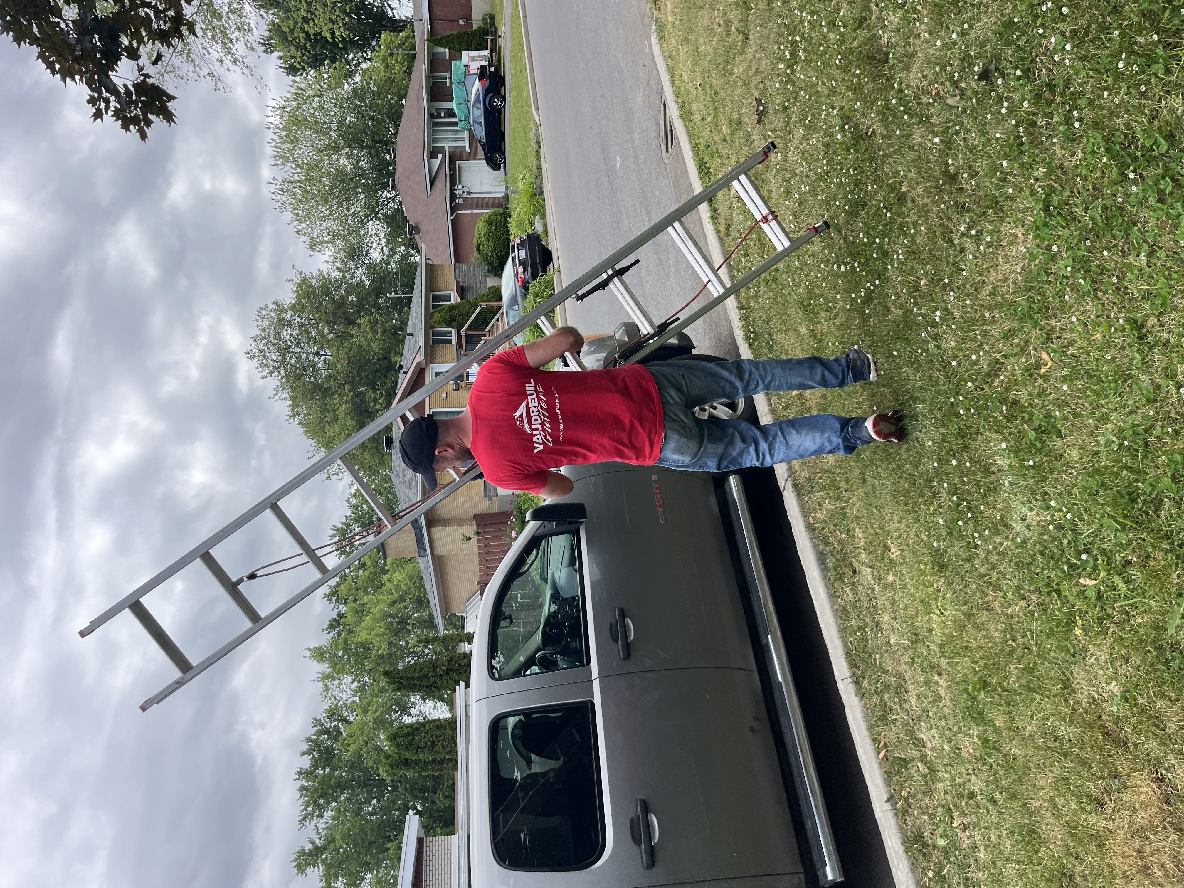 Vaudreuil Gutters technician